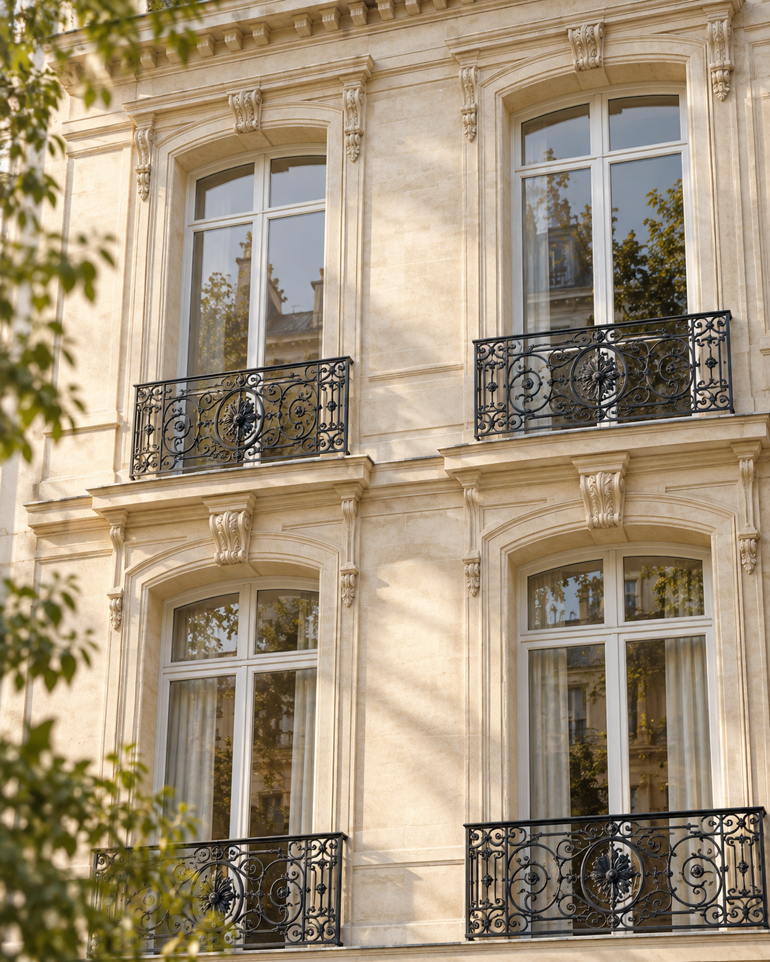 Façade élégante aux fenêtres et balcons ouvragés