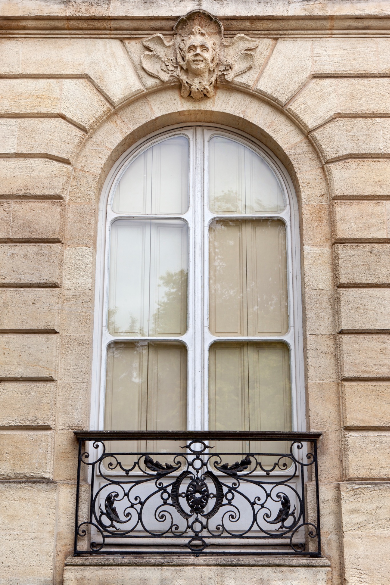 Fenêtre et balcon d’un immeuble en pierre