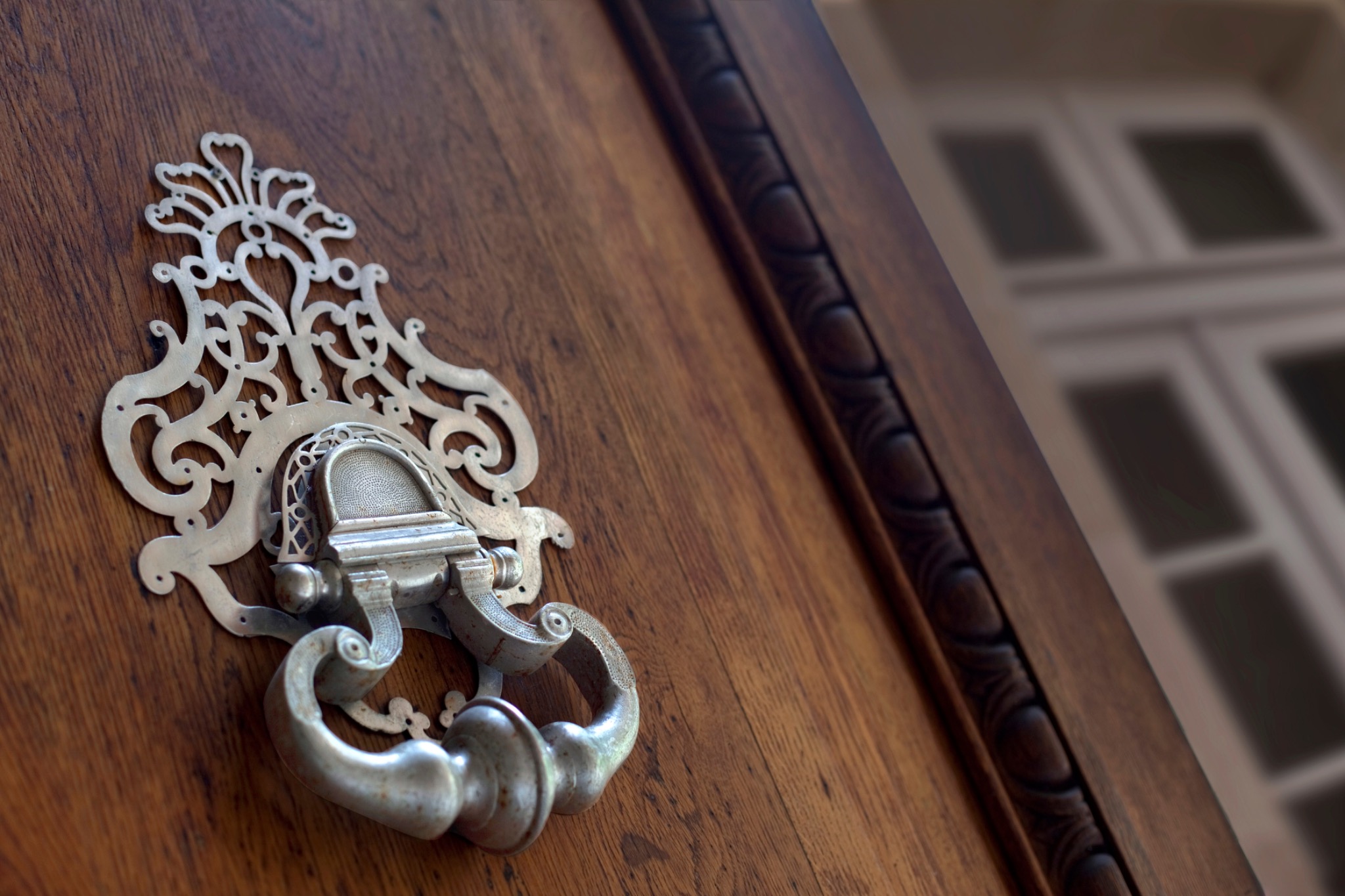 Heurtoir ancien sur une porte en bois
