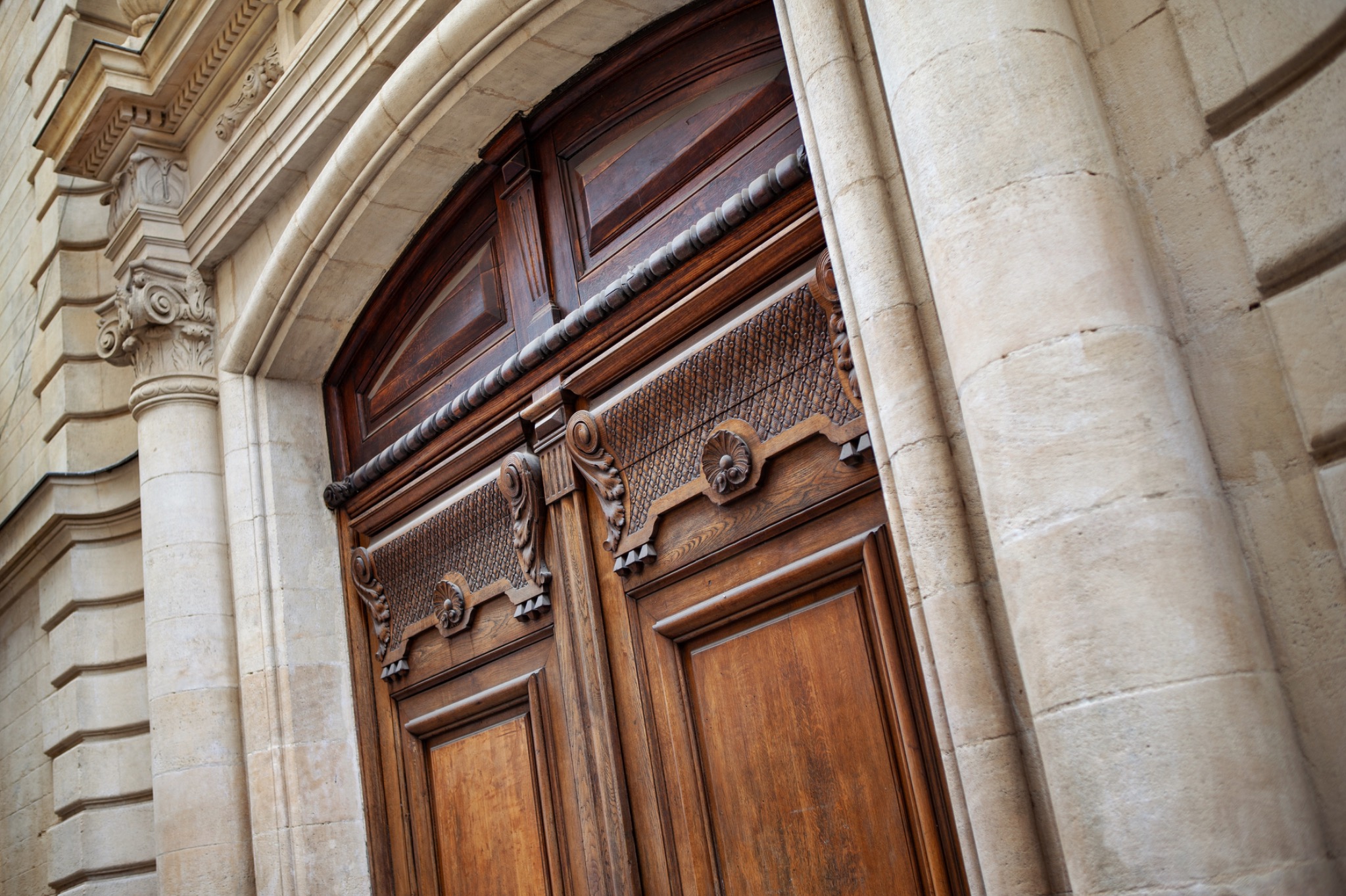 Porte patrimoniale en bois sculpté